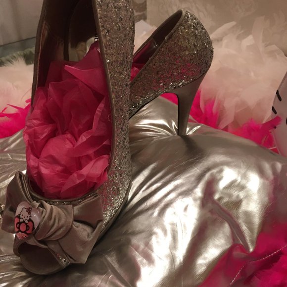 ADORABLE glitter covered peep toe hello kitty heels with hello kitty puff hearts - Picture 4 of 9